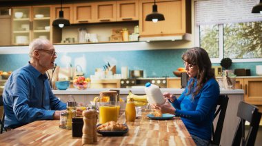 Yaşlı adam ve kadın organik ürün etiketleriyle ilgili malzemeleri okuyorlar, sağlıklı yaşam tarzı ve dengeli yemek seçimi için çevresel sürdürülebilir gıdalar konusunda bilinçliler. Sağlıklı ve uzun ömürlü. Kamera A.