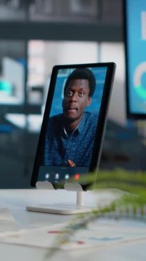Vertical Video Business video görüşmesi, CEO konferansı tablet, online toplantı, şeffaflık ve küresel iletişim, uzaktan çalışma planlaması. Video konferansı raporları, ofis ağları