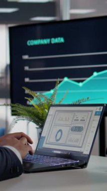 Tablet ve dizüstü bilgisayarda dikey video KPI 'ler, CEO analiz yapar, şirket verileri ekranda, karar alma ve yönetim. İşadamı verimliliği ölçümlerle, planlama ve sezgilerle değerlendiriyor..