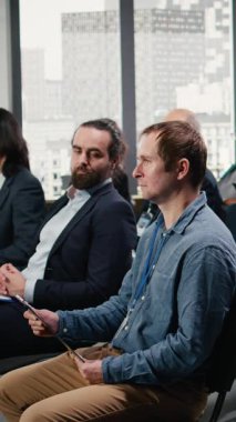 Dikey Video Şirketi konferans salonu çeşitli izleyiciler için sandalyelerle dolu. Kamu konuşmacısı panel tartışması ve profesyonel sunum başkanı, iş adamları liderlik eğitimine odaklandı