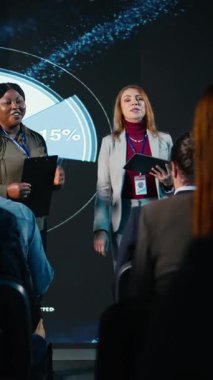 Uluslararası zirvede bir iş konferansına ev sahipliği yapan dikey video çeşitliliği ekibi, liderlik taktiklerini tartışmak üzere sahneye çıktı. Konferans salonunda ağ kurulumu