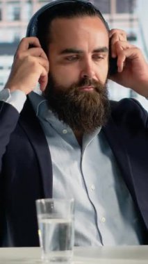 Dikey Video Dinleme müziği, işadamının ofisteki keyfi yerinde, rahatlama ve dans, kulaklıkla birden fazla iş yapma, stres atma. CEO tasasız, boş zaman ve iş hayatı dengesi, sesli işyeri eğlencesi.