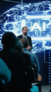 Otomasyon, yazılım geliştirme ve veri görselleştirmesini gösteren bir iş konferansında dikey video yapay zeka destekli satış konuşması. İş adamı sunucusu yatırımcılarla ve başlangıç katılımcılarıyla konuştu