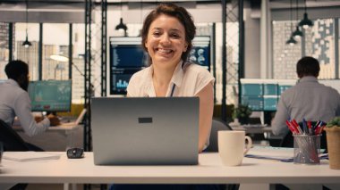 İş kadını portresi ofis masasında oturmuş, profesyonel bir çalışma alanındaki performans değerlendirmesi sırasında çizelgeleri ve grafikleri analiz ediyor. KPI metrik kurumsal yaşam biçimi.