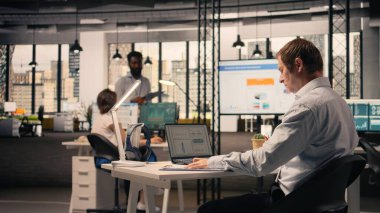 KPI ölçümlerini ve kurumsal ofis çalışma alanındaki performans değerlendirme verilerini analiz eden bir işçi. Hedefleri, planlamayı ve geliştirmeyi destekleyen görsel veri, grafikler ve analitik gösterge paneli.