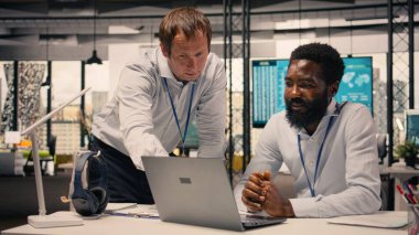 İş ekibi, çizelgeler ve grafikler, strateji toplantısı, araştırma ve geliştirme, çok uluslu profesyoneller, performans ölçümleri, organizasyonel planlama. Uyum, kurumsal yaşam tarzı.