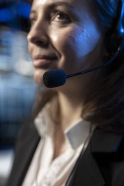 B2B müşterileriyle iletişim, mikrofon kapama ve veri merkezindeki teknik destek operatörü. Uzaktan arama sırasında mikrofonla konuşan sunucu merkezi çalışanı, sorun giderme hatası