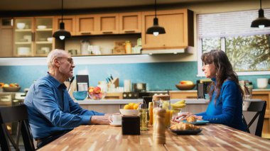 Üst düzey emekli erkek, dizüstü bilgisayarında web sayfalarını karıştırıyor ve karısı ona mola sembolünü gösteriyor, emeklilik hobilerine kızıyor. Kocası kahvaltıda bir kadını görmezden geliyor. Kamera A.