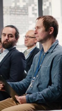 Dikey Video Şirketi konferans salonu çeşitli izleyiciler için sandalyelerle dolu. Kamu konuşmacısı panel tartışması ve profesyonel sunum başkanı, iş adamları liderlik eğitimine odaklandı