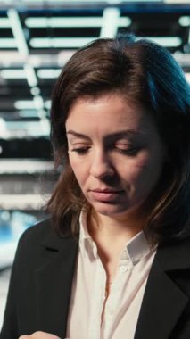 Dikey video gülümseme veri merkezi DevOps teknisyeni sunucu yükü dengesini tablet uygulaması kullanarak optimize ediyor. Verimliliği artırmak için sistem parametrelerini ayarlayan Mutlu sunucu merkezi çalışanı