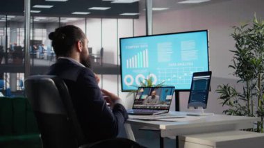 CEO ve menajer, yeni bir geliştirme stratejisi planlamak üzere bilgi brifingi için video çağrısına bağlanıyorlar. İş birliği için raporlama ve ağ oluşturma, çevrimiçi toplantı.