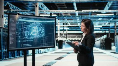 İzleme sistemleri, yapay zeka teknolojisi ve otomatikleştirilmiş endüstriyel veri merkezinde mühendis. Yapay zeka, makine öğrenimi ve sunucu odasında ağ performansını denetleyen bilişim uzmanı kamera A