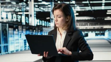 Veri merkezi yönetimi sunucu yükü dengesini optimize etmek için dijital ikiz taraması yapıyor. Sistem parametrelerini ayarlamak için arttırılmış gerçeklik görselleştirme kullanan sunucu çiftliği bilişim uzmanı, kamera B