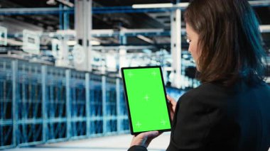 Veri merkezi yönetimi tarafından sunucu yükü dengesini optimize etmek için kullanılan yeşil ekran tableti. Sistem parametrelerini ayarlamak ve verimliliği arttırmak için model aygıtı kullanan sunucu çiftliği bilişim uzmanı, Kamera A