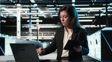 Veri Merkezi kadın idarecisi ekipman teçhizatlarında güvenlik denetimi yapmak için cihazlar ve AR simülasyonu kullanır. Sunucu çiftliğindeki kadın güvenlik duvarı korumasını doğrulamak için dijital ikiz tarama viralizasyonu kullanır, kamera B