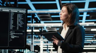 Veri Merkezi yazılım geliştiricisi endüstriyel otomasyon sistemlerini izlemek için derin öğrenme yapay zekası kullanıyor. Sunucu merkezi çalışanı ekipman performansını denetlemek için sinirsel ağ LLM sohbet robotu kullanır, kamera B