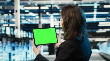 Güvenlik denetimi yapan veri merkezinde izole ekran tableti, bilişim altyapısı ve yazılım geliştiricisi. Güvenlik duvarı koruması, krom anahtar cihazı ve sunucu merkezinde çalışan B kamerası doğrulanıyor.