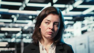 Gülümseyen veri merkezi DevOps teknisyeni tablet uygulaması kullanarak sunucu yükü dengelemeyi optimize ediyor. Verimliliği arttırmak için sistem parametrelerini ayarlayan Happy sunucu merkezi çalışanı, kamera B