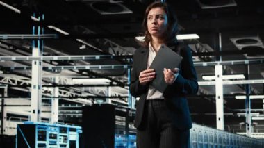 Otomasyon, tablet ve mühendis veri merkezinde yürüyor, endüstriyel sistemleri izliyor. Bilgi İşlem Uzmanı Sunucu Odası Uzmanı, ağ ekipmanı performansını denetlemek için aygıt kullanıyor. Kamera A