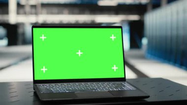 Veri merkezinde sunucu ekipman yükleme dengesini optimize etmek için kullanılan izole ekran bilgisayarı. Sistem parametrelerini ayarlamak ve verimliliği arttırmak için kullanılan yüksek teknoloji sunucu odasındaki Chroma anahtar defteri