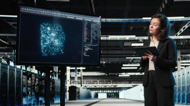 Veri Merkezi yazılım geliştiricisi endüstriyel otomasyon sistemlerini izlemek için derin öğrenme yapay zekası kullanıyor. Sunucu merkezi çalışanı, ekipman performansını denetlemek için sinirsel ağ LLM sohbet robotu kullanır. Kamera A