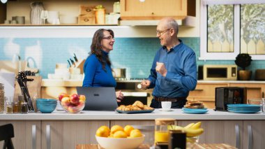 Neşeli hayat arkadaşları mutfakta eğlenceli bir sabah dansının tadını çıkarıyorlar, emekliliklerinin tadını çıkarıyorlar. Mükemmel hareketler sergileyen evli insanlar, olumlu ilişkileri için kahkaha ve şefkat gösteriyorlar. Kamera B.