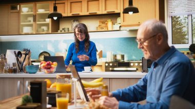 İnternet sitesinden alışveriş yapmak, taze yiyecek ve diğer süpermarket ürünleri satın almak için kart numaralarını giriyorlar. Resepsiyondaki emekli başvuru formlarını inceliyor. Kamera A.