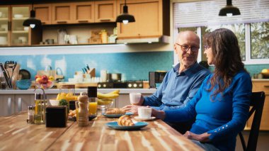 Yaşlı karı koca kahve fincanlarıyla tatlı anlar yaşar, birbirlerine bakar ve sabahları sohbet ederler. Huzurlu bir emeklilik, pozitif bir yaşam tarzı ve ev hayatının keyfi. Kamera A.