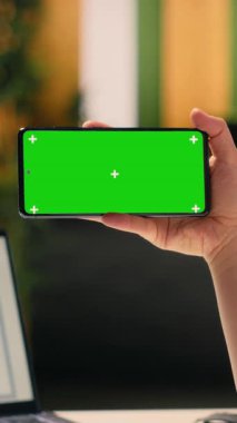 Şirket ortamında çalışan kadın işçilerin kullandığı akıllı telefondaki dikey video krom anahtar, iş istihbaratı ve görsel verileri, analitiği ve görev yönetimi için kullanılan performans ölçümlerini gözden geçiriyor. Öngörü
