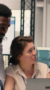 Dikey Video İş işbirliği sahnesi, çeşitli profesyoneller, dizüstü bilgisayarda birlikte çalışmak, veri analizi, KPI metrikleri, modern kurumsal çalışma alanı. Risk değerlendirmesi, kurumsal yaşam tarzı, hedefler.