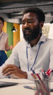 Dikey Afrikalı Amerikalı adam, iş istihbaratı, tahmin raporları, modern ofis alanı. Çizelgeler ve içgörüler, organizasyonel planlama, hedeflere ulaşım, araştırma ve geliştirme.