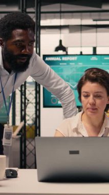 Çok uluslu bir şirket ofisinde, hava tahmini ve kaynak tahsisini tartışan dikey video çeşitliliği çalışma ekibi. Laptop destekli stratejik planlama ve hedeflerde görüntülenen görsel veri ve raporlar