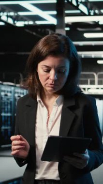 Dikey video sunucu yükü, VFX birleşimi ve veri merkezindeki kadın programcı dijital ikiz taraması yaratıyor. AR simülasyonu, aygıt ve sunucu merkezinde çalışan işçi ayarlama sistemi