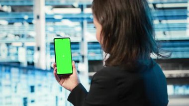 Krom anahtarlı akıllı telefon, sorun giderme teçhizat sorunları ve veri merkezinde yönetici. Ekipman hataları onarılıyor, izole edilmiş ekran cep telefonu ve sunucu merkezinde kadın sistem kayıtları, kamera B