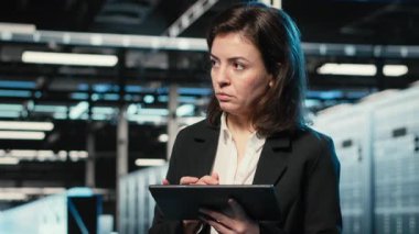 Araçları ayarlamak için AI LLM modeli ve AR kontrol panelini kullanan veri merkezi yöneticisi. Sunucu çiftliği bilişim uzmanı yapay zeka sohbet robotu ve holografik kaplama kullanarak donanımı yükseltiyor, kamera B