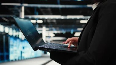 AI LLM asistanı, laptop kapanışı ve veri merkezinde sorun çözmede teknisyen. Yapay zeka modeli, sunucu merkezi çözümleme uzmanlığı sistem kayıtları, kamera A