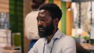 Siyah iş adamı, dizüstü bilgisayarda analitik, performans ölçümleri, modern ofis. Görsel veriler, grafikler ve KPI raporları, stratejik karar verme süreci, çok uluslu şirket, küresel işletme.