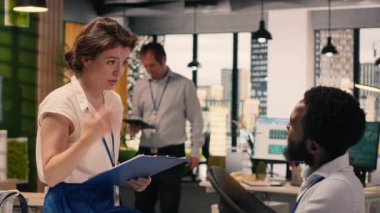 Çeşitli çalışanlar veri analizini gözden geçirir ve ofiste rapor verir. Çalışma alanı, takım işbirliği. Görsel veriler ve stratejik planlama ve performans ölçümlerine rehberlik eden KPI.