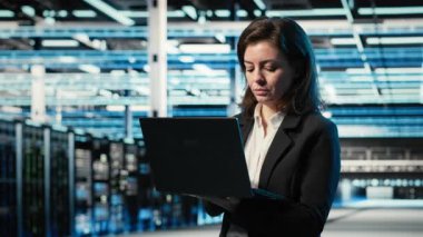 Bilgi işlem merkezi yöneticisi AR teknolojisini kullanarak bilişim altyapısında güvenlik denetimi yapıyor. Güvenlik duvarı korumasını doğrulamak için mavi kablo örgüsü görüntüleme kullanan sunucu odası çalışanı, kamera B