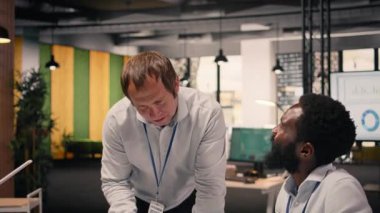 Dizüstü bilgisayar ve raporlar, araştırma ve geliştirme alanlarında takım işbirliği yapan çeşitli şirket sahneleri. KPI ölçümlerini ve iş istihbaratını analiz eden profesyonel kişiler.