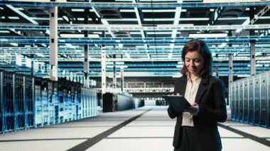 Veri merkezi teknisyeni otomasyon sistemlerini izlemek için AR holografik kaplama kullanıyor. Sunucu odası uzmanı, ağ ekipmanı performansını denetlemek için artırılmış gerçeklik projeksiyonu kullanıyor. Kamera A