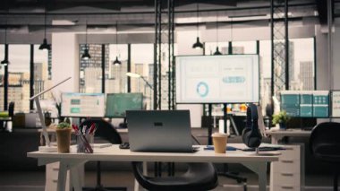 İdari ofis, boş, dizüstü bilgisayarı ve kırtasiyesi var, modern mobilyalar üzerinde doğal ışık, iş ortamı. Profesyonel şirket alanı, insan yok, şehir merkezi..