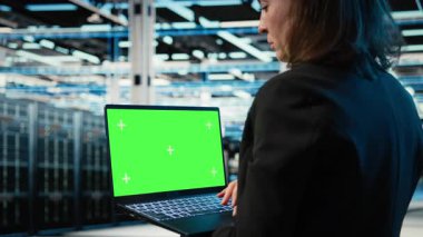 Veri merkezi geliştiricisi tarafından endüstriyel otomasyon sistemlerini izlemek için kullanılan yeşil ekran laptop. Sunucu merkezi çalışanı ekipman performansını denetlemek için maket not defteri kullanır. Kamera A