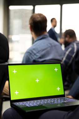 Kurumsal zirve sırasında panel tartışması ve konuşmacı ile dizüstü bilgisayar ekranında. Meslektaşlarının seyircileri liderlik eğitimi ve gelişimi kongresine katıldılar.