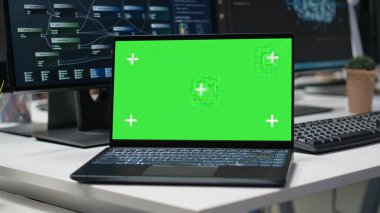Uygulamaları geliştirmek için kullanılan boş Silikon Vadisi şirketinin ofisindeki izole ekran bilgisayarı. Uygulamaları hata ayıklamak ve sorunları çözmek için işyerindeki derin öğrenme teknolojisini kullanan taklit dizüstü bilgisayar