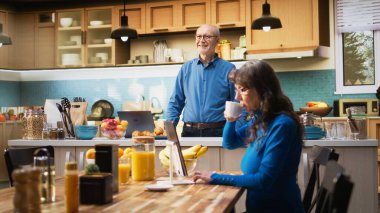 Mutfakta yaşlı bir adam emeklilik sırasında neşeli bir yaşam tarzı sergiliyor. Yaşlı adam elinde kahve fincanı servisi yapıyor, huzur dolu emeklilik anlarının tadını çıkarıyor, tezgahta gevşemiş emekliler. Kamera A.