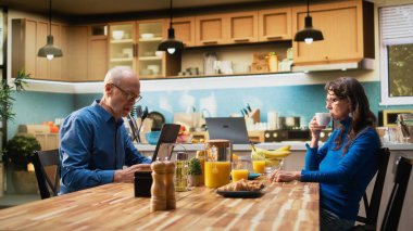 Yaşlı, emekli bir kadın kocasını görmezden geliyor ve kendinden geçiyor, ilgisiz bir şekilde masada oturuyor ve kafası meşgul. Kadının dikkati dağılıyor ve kahvaltı sırasında bağlantısı kopuyor. Kamera A.