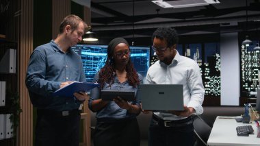 Ofisteki mühendislik ekibi insan beyni düşünce süreçlerini simüle eden makine öğrenme algoritmaları geliştiriyor. Takım çalışanı meslektaşlar yapay zeka araçları yerleştirir, yazılım kalitesi güvencesi sağlarlar