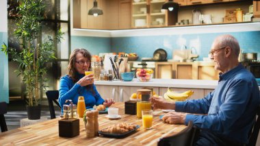 Ekmek kızartma makinesi ve ev yapımı yemekle kahvaltı servisi yapan son sınıflar, evde huzurlu bir sabah rutini paylaşıyorlar. Emeklilik çağında kahkahalarla ve gündelik sohbetlerle sıcak bir an. Kamera A.