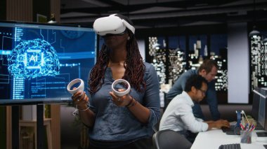 Makina öğrenme algoritmalarını analiz etmek için VR kulaklık kullanıyor. IT uzmanı yapay zeka tahmin doğruluğunu geliştirmek için sanal gerçeklik ekipmanı kullanıyor